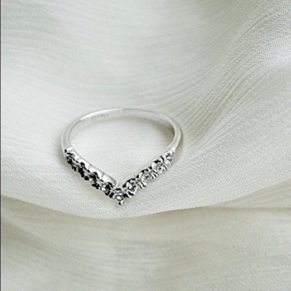 New silver v shape rhinestone ring
